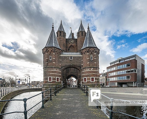 Brücke mit altem Stadttor  Amsterdamse Poort  Haarlem  Nordholland  Niederlande