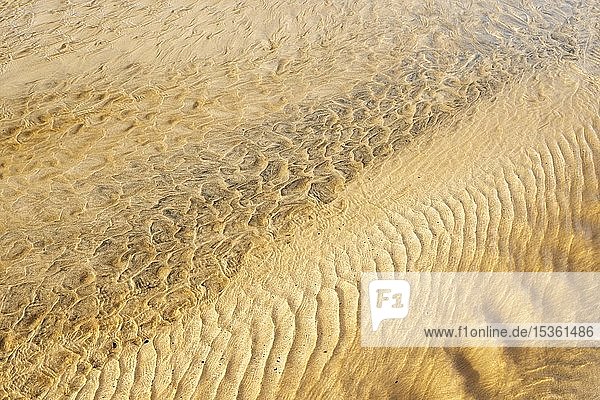 Wasser fließt über einen Sandstrand bei Ebbe  Structures  Isle of Harris  Schottland
