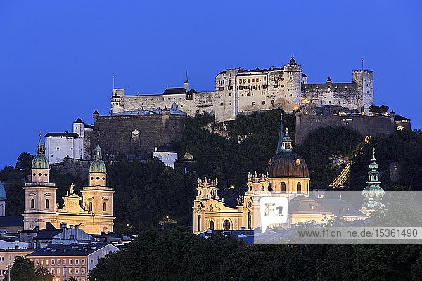 Stadtansicht  Altstadt und Festung Hohensalzburg in der Abenddämmerung  Salzburg  Bundesland Salzburg  Österreich  Europa