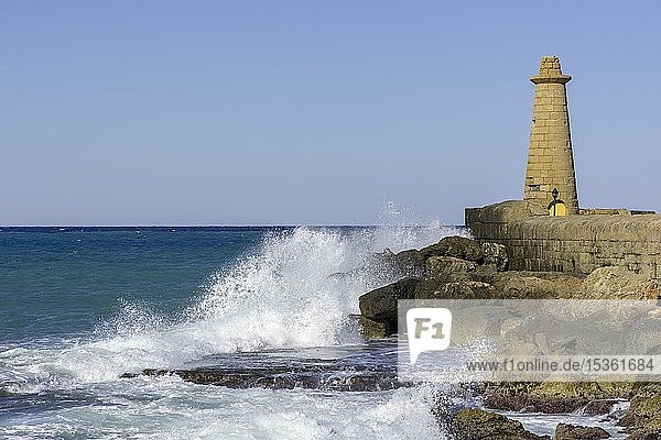 Brandung mit Leuchtturm Hafen von Girne Bezirk Kyrenia Türkische Republik Nordzypern Zypern Europa