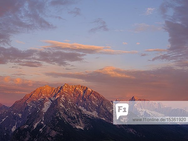 Leuchtender Watzmann bei Sonnenaufgang rechts Hochkalter Nationalpark Berchtesgaden Berchtesgadener Alpen Schönau am Königssee Berchtesgadener Land Oberbayern Bayern Deutschland Europa