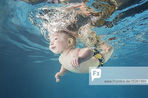 Baby-Junge taucht im Pool  Wassersport für die Entwicklung des Kindes  Ukraine  Europa