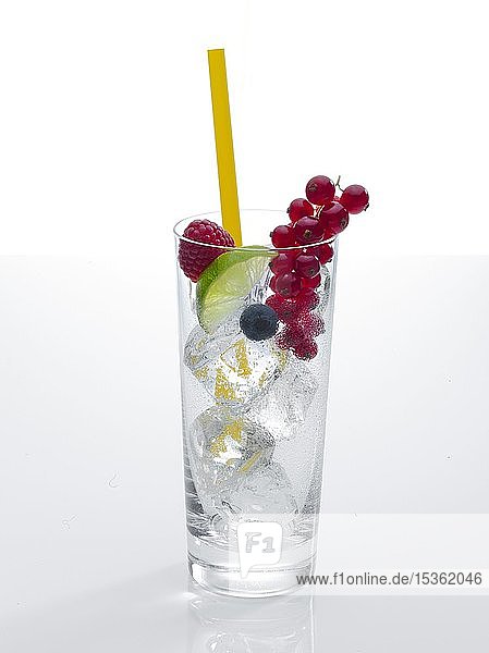 Cocktailglas  dekoriert mit Himbeere  Heidelbeere  Limette und roter Johannisbeere  Trinkhalm  Eiswürfel  Deutschland  Europa