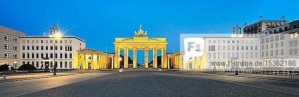 Pariser Platz mit beleuchtetem Brandenburger Tor in der Morgendämmerung  Berlin  Deutschland  Europa