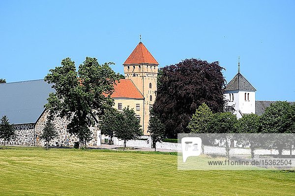 Herrenhaus Tosterup mit Schloss und Kirche in der Gemeinde Tomelilla  Schonen  Schweden  Europa