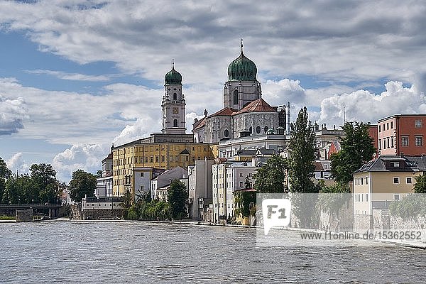 Blick über den Inn auf die Altstadt mit Dom  Passau  Niederbayern  Bayern  Deutschland  Europa