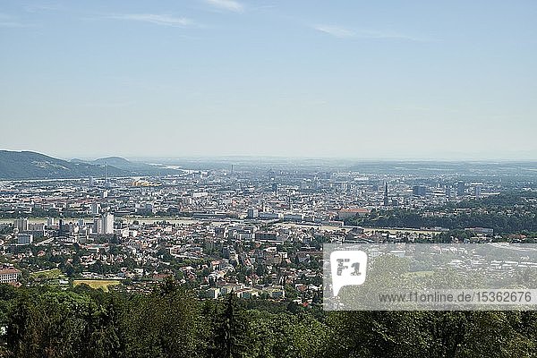 Blick vom Pöstlingberg auf die Stadt Linz  Österreich  Europa