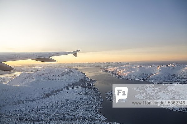 Luftaufnahme  schneebedeckte Berge mit Fjord  Provinz Tromsö  Tromsö  Norwegen  Europa