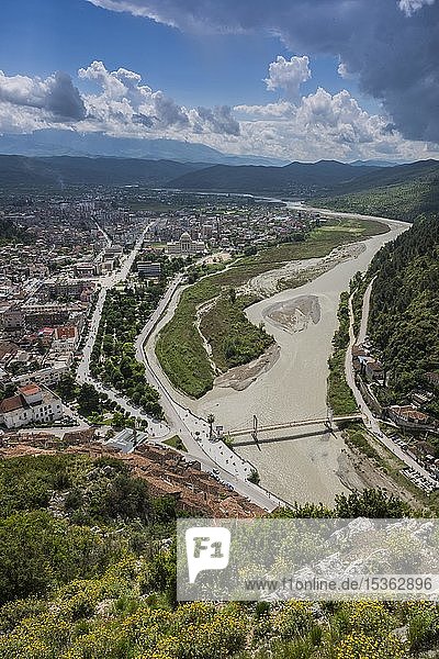 Ansicht  Stadtansicht mit Fluss Osum  Berat  Albanien  Europa