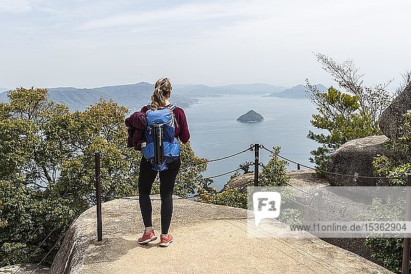 Tourist am Berg Misen  Blick über die Inseln  Insel Miyajima  Hiroshima-Bucht  Japan  Asien