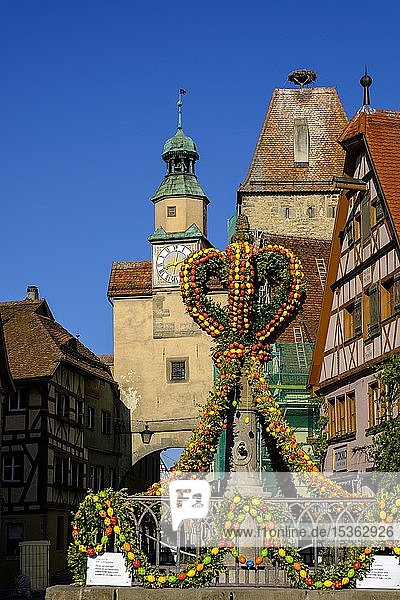 Osterbrunnen am Röderbogen  Rlödergasse  Rothenburg ob der Tauber  Mittelfranken  Franken  Bayern  Deutschland  Europa
