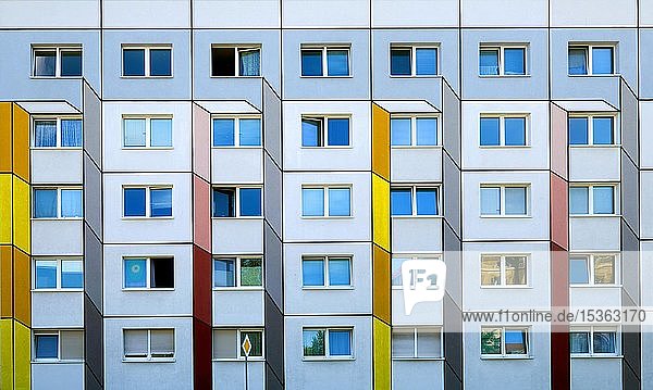 Perspektivische Farbgestaltung  Fassade  Plattenbau aus den 1970er Jahren  Dessau  Sachsen-Anhalt  Deutschland  Europa