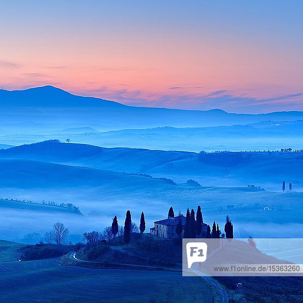 Morgenstimmung in der Toskana  Hügellandschaft mit Nebel im Morgengrauen  Landhaus Belvedere  Val d'Orcia  Toskana  Italien  Europa