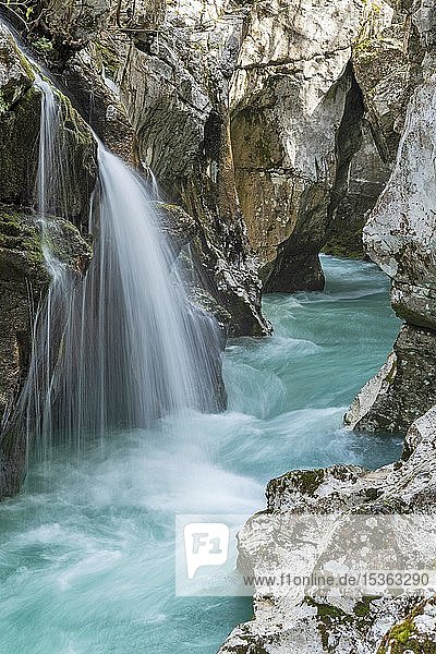 Wasserfall am smaragdgrünen Wildfluss Soca  fließt durch enge Schlucht  Soca-Tal  Triglav-Nationalpark  Bovec  Slowenien  Europa