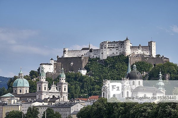 Stadtansicht mit Burg Hohensalzburg  Stiftskirche  Salzburger Dom  Salzburg  Salzburg Land  Österreich  Europa