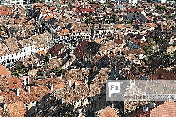 Blick auf die Altstadt vom Turm der Pfarrkirche  Sibiu  Rumänien  Europa