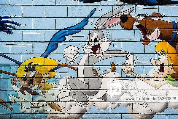 Bemalte Hauswand mit Zeichentrickfiguren  Speedy Conzales  Bugs Bunny  Graffiti  Porte de Clignancourt  Paris  FrankreichBemalte Hauswand  Graffiti  Porte de Clignancourt  Paris  Frankreich  Europa