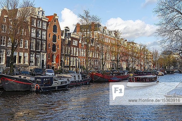 Gracht mit Booten und historischen Häusern  Amsterdam  Nordholland  Holland  Niederlande