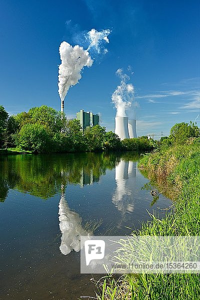 Dampfendes Braunkohlenkraftwerk an der Saale  Kraftwerk Schkopau  Sachsen-Anhalt  Deutschland  Europa