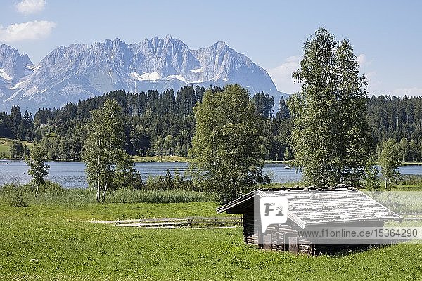 Hütte am Schwarzsee hinten Kaisergebirge Kitzbühel Tirol Österreich Europa