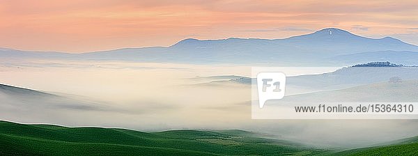 Panorama  Morgenstimmung in der Toskana  Hügellandschaft mit Nebel bei Sonnenaufgang  Val d'Orcia  Toskana  Italien  Europa