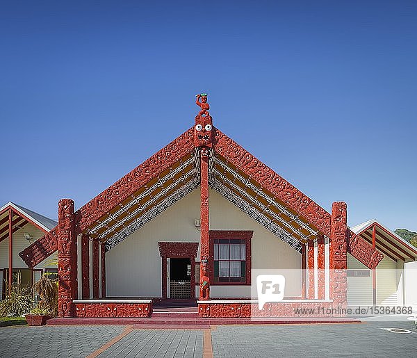 Haus der Maori mit traditioneller  kunstvoller Holzschnitzerei  Whakarewarewa  Rotorua  Bay of Plenty  Nordinsel  Neuseeland  Ozeanien