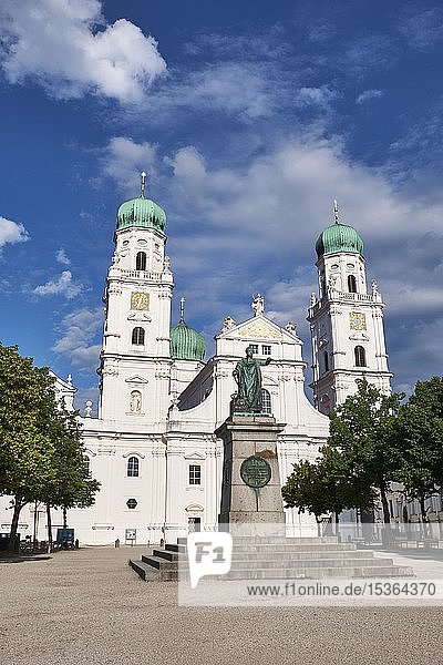 Dom St. Stephan mit der Statue von König Maximilian Joseph I. von Bayern Passau  Niederbayern  Bayern  Deutschland  Europa