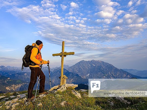 Bergsteiger am Gipfelkreuz des Hochsäul  hinter dem Watzmann  Berchtesgadener Alpen  Nationalpark Berchtesgaden  Oberbayern  Bayern  Deutschland  Europa