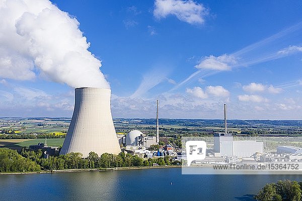 Kernkraftwerk Isar I und Isar II am Stausee Niederaichbach  Isar bei Landshut  Niederbayern  Bayern  Deutschland  Europa