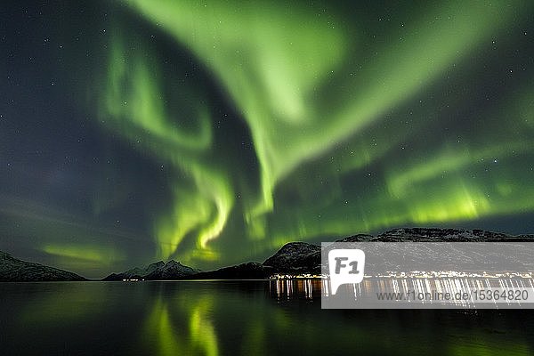 Polarlicht über dem Skulsfjord Ort Skulsfjord Tromsö Norwegen Europa