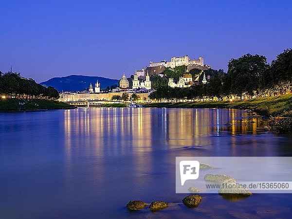 Stadtansicht Altstadt und Festung Hohensalzburg über dem Fluss Salzach bei Abenddämmerung Salzburg Land Salzburg Österreich Europa