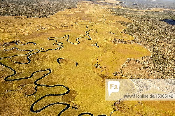 Luftaufnahme  der Cubango-Fluss schlängelt sich durch die Grassavanne  nahe Cuito Cuanavale  Provinz Cuando Cubango  Angola  Afrika