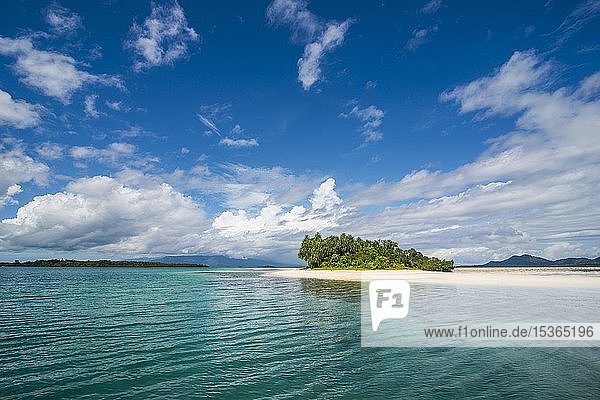 Türkisfarbenes Wasser und weißer Sandstrand  Weiße Insel  Buka  Bougainville  Papua-Neuguinea  Ozeanien
