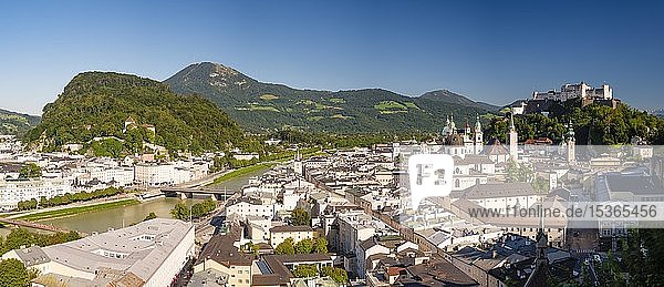 Stadtansicht Altstadt Fluss Salzach und Festung Hohensalzburg links Kapuzinerberg und Gaisberg Salzburg Land Salzburg Österreich Europa