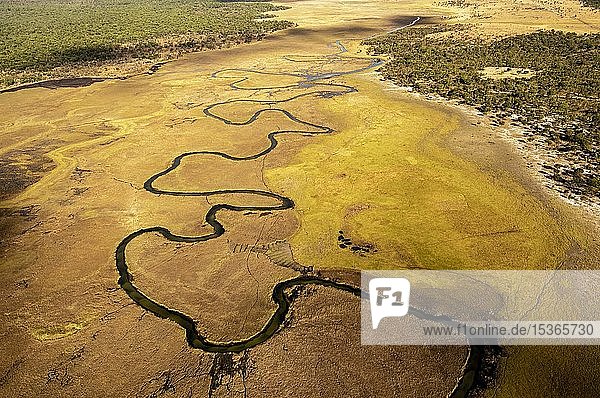 Luftaufnahme  der Cubango-Fluss schlängelt sich durch die Grassavanne  nahe Cuito Cuanavale  Provinz Cuando Cubango  Angola  Afrika