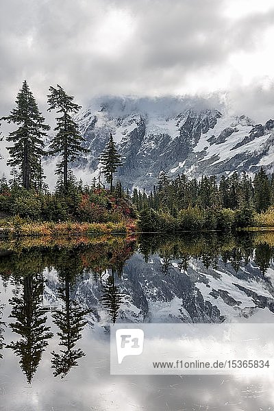 Berg Mt. Shuksan mit Spiegelung im Picture Lake  Herbstwald vor Gletscher mit Schnee  Eis und Felsen  Mount Baker-Snoqualmie National Forest  Washington  USA  Nordamerika