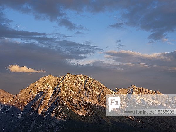 Watzmann im Morgenlicht rechts Hochkalter Nationalpark Berchtesgaden Berchtesgadener Alpen Schönau am Königssee Berchtesgadener Land Oberbayern Bayern Deutschland Europa