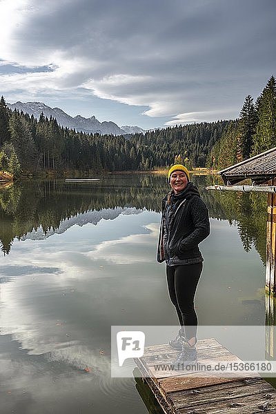 Junge Wanderin auf einem Steg am Grubsee  bei Krün  Karwendel  Oberbayern  Bayern  Deutschland  Europa