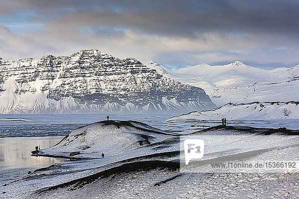 Besucher an der Gletscherlagune Jökulsarlon  Vatnajökull-Nationalpark  Südost-Island  Island  Europa
