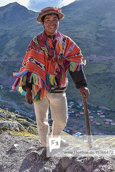 Indio-Bergführer mit Hut und Poncho in den Anden  nahe Cusco  Peru  Südamerika