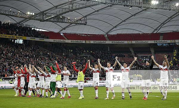 Die Mannschaft des VfB Stuttgart feiert den Sieg  Mercedes-Benz Arena  Stuttgart  Baden-Württemberg  Deutschland  Europa