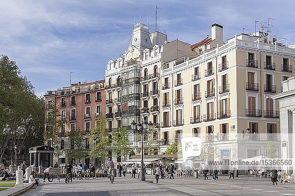 Historische Häuserreihe am Plaza de Oriente  Madrid  Spanien  Europa