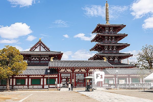 Shitennoji mit fünfstöckiger Pagode  Buddhistischer Tempel  Osaka  Japan  Asien