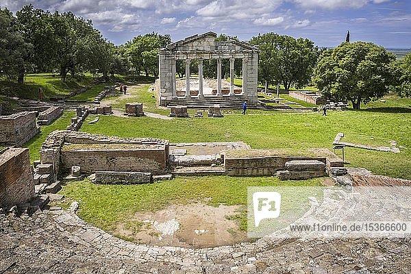 Odeon mit Sitzreihen vor den Ruinen eines dorischen Buleuterions  ehemalige Versammlungshalle  Ruinen  Apollonia  Vlora  Vlorë  Albanien  Europa