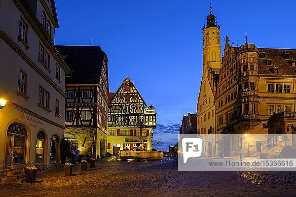 Marktplatz mit Rathaus in der Abenddämmerung  Rothenburg ob der Tauber  Mittelfranken  Franken  Bayern  Deutschland  Europa