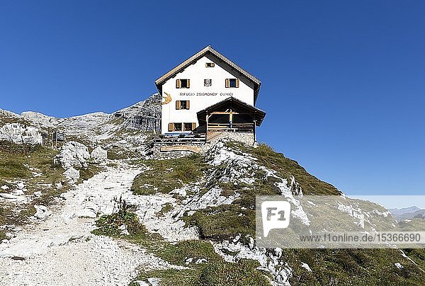Berghütte Zsigmondyhütte Rifugio Zsigmondy Comici Sextener Dolomiten Naturpark Drei Zinnen Dolomiten Südtirol Italien Europa