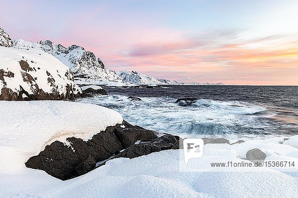 Verschneite Küste bei Reine  Moskenesøy  Lofoten  Norwegen  Europa