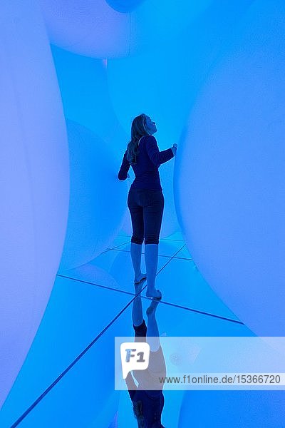 Junge Frau  Große beleuchtete Kugeln  LED-Installation im Museum für digitale Kunst  TeamLab Planets  Koto City  Tokio  Japan  Asien