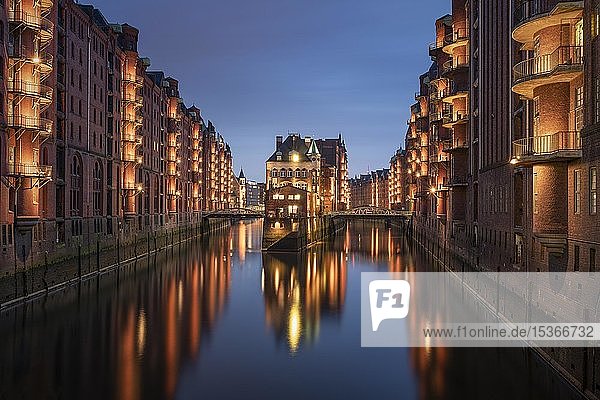 Beleuchtetes Wasserschloss in der Hamburger Speicherstadt bei Nacht  Hamburg  Deutschland  Europa