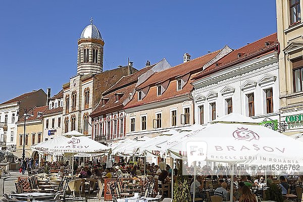 Straßencafés auf dem Marktplatz  Altstadt  Brasov  Siebenbürgen  Rumänien  Europa